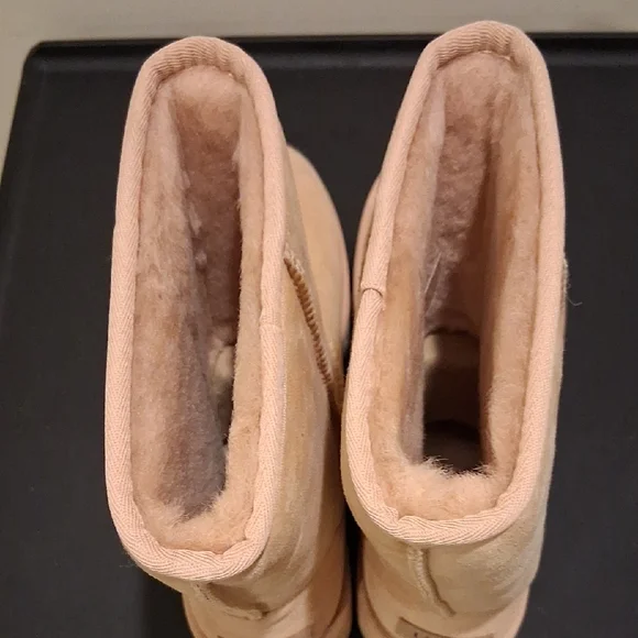 UGG Classic Short II with Amb Boots (Color: Creme) - Picture 11 of 16